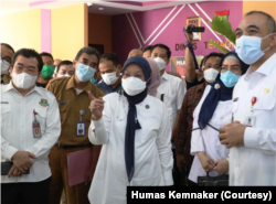 Menaker Ida Fauziyah (tengah) meninjau Pos Pengaduan THR di Tangerang, Banten, Selasa, 11 Mei 2021. (Foto: Courtesy/Humas Kemnaker)