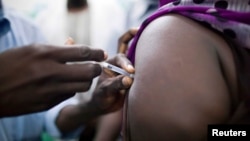 Campagne massive de vaccination contre l'épidémie de fièvre jaune à El Geneina, Darfur, 14 novembre 2012.