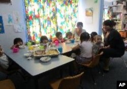 ສ່ວນນຶ່ງຂອງເດັກ ທີ່ພໍ່ແມ່ເອົາມາຝາກລ້ຽງ ທີ່ສູນຝາກເດັກວັດທະນາ ຂອງ ສສຊລ.