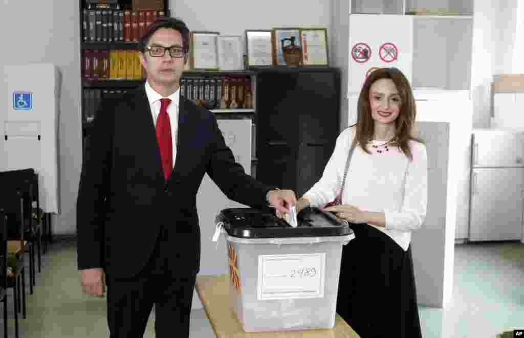 امروز انتخابات ریاست جمهوری در مقدونیه شمالی است. &laquo;استیوو پنداروسکی&raquo; نامزد انتخابات از حزب سوشیال دموکرات و همسرش، رای شان را به صندوق انداختند. او با رقیبی محافظه&zwnj;کار در دور دوم انتخابات رقابت دارد.&nbsp;