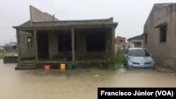 Des habitations inondées dans le quartier de Macurungo, près de la ville de Beira, au Mozambique.