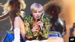 Penyanyi Miley Cyrus dalam sebuah konser untuk rangkaian ‘Bangerz Tour’ di Verizon Center di Washington D.C. (10/4). (AP/Invision/Owen Sweeney)