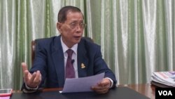 រូបឯកសារ៖ លោក​ សុខ ឥសាន ឆ្លើយ​សំណួរ​របស់​ VOA នៅ​ក្នុង​ការិយាល័យ​របស់​លោក​នៅ​ព្រឹទ្ធសភា អំពី​ស្ថានភាព​សេរីភាព​សារព័ត៌មាន​នា​ពេល​បច្ចុប្បន្ន​នៅ​ក្នុង​ប្រទេស​កម្ពុជា កាលពី​ថ្ងៃទី២៤ ខែមេសា ឆ្នាំ២០១៩។ (ខាន់ សុគុំមនោ/វីអូអេ)