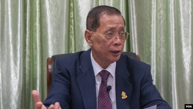 រូបឯកសារ៖ លោក សុខ ឥសាន ឆ្លើយសំណួររបស់ VOA នៅក្នុងការិយាល័យរបស់លោកនៅព្រឹទ្ធសភា អំពីស្ថានភាពសេរីភាពសារព័ត៌មាននាពេលបច្ចុប្បន្ននៅក្នុងប្រទេសកម្ពុជា កាលពីថ្ងៃទី២៤ ខែមេសា ឆ្នាំ២០១៩។ (ខាន់ សុគុំមនោ/VOA)