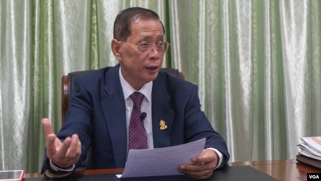 រូបឯកសារ៖ លោក​ សុខ ឥសាន ឆ្លើយ​សំណួរ​របស់​ VOA នៅ​ក្នុង​ការិយាល័យ​របស់​លោក​នៅ​ព្រឹទ្ធសភា អំពី​ស្ថានភាព​សេរីភាព​សារព័ត៌មាន​នា​ពេល​បច្ចុប្បន្ន​នៅ​ក្នុង​ប្រទេស​កម្ពុជា កាលពី​ថ្ងៃទី២៤ ខែមេសា ឆ្នាំ២០១៩។ (ខាន់ សុគុំមនោ/VOA)