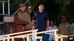 Flanqueado por su nieto y asistente personal Guillermo Rodríguez Castro, el ex presidente de Cuba Raúl Castro, habla en un evento por el Día de la Revolución en Santiago, Cuba. Julio 26 de 2018. AP/Ramón Espinosa.