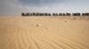 قطر میں ہونے والی سائیکل ریس میں کھلاڑی ایک صحرا سے گزرتے ہوئے