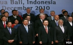 Perdana Menteri Timor Leste Xanana Gusmao (depan kanan) saat menghadiri Forum Demokrasi Bali di Nusa Dua, Desember 2010 lalu.