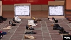 Obuća i poruke na Rimskom trgu u Podgorici u okviru performansa da se ilustruje koliko je ljudi u Crnoj Gori preminulo od koronavirusa (Foto: VOA/Sanja Novaković)