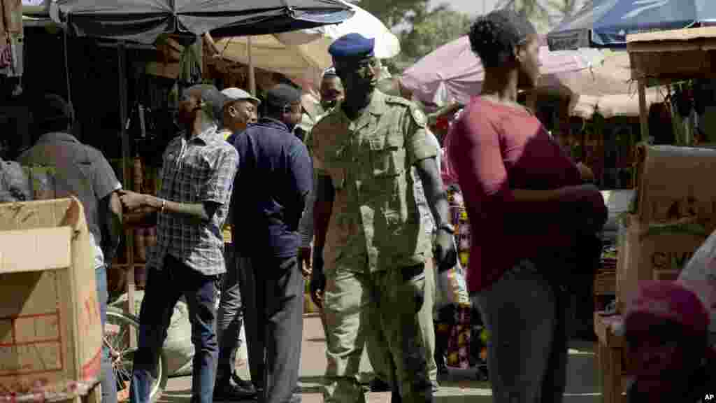 Un soldat gambien se promène à Banjul, en Gambie, le 23 janvier 2017.