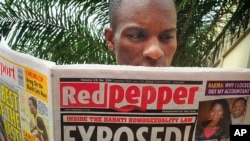 Gazeti la Uganda 'Red Pepper' lililochapisha picha za watu 200 linalodai ni wapenzi wa jinsia moja. Februari 25, 2014