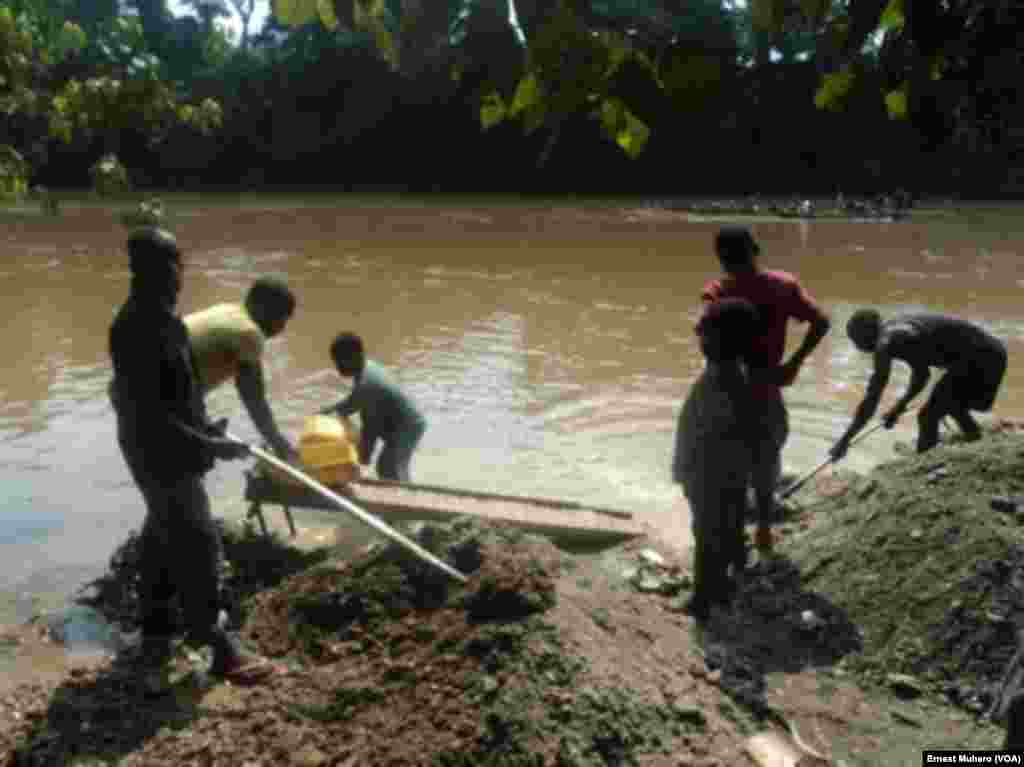 A Shabunda, les enfants travaillent dans les mines le long de la riviere Ulindi, en RDC, le 23 mars 2017. (VOA/Ernest Muhero)