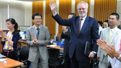 Ông David Shear thăm tòa soạn VnExpress ở Hà Nội khi còn là Đại sứ Mỹ ở Việt Nam, 14/9/2011.