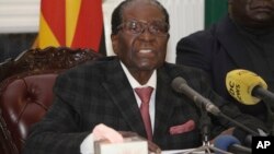 Los zimbabuenses se vieron sorprendidos por la actitud desafiante de Mugabe, que estuvo flanqueado por soldados durante su discurso a la nación del domingo en la noche. 