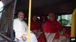 Le pape François, à gauche, assis dans un minibus avec les nouveaux cardinaux qu’il vient de nommer, au Vatican, 19 novembre 2016.