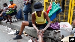 Une femme appliquant des produits éclaircissant la peau à Kingston, Jamaïque, 15 février 2011.