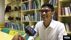 Former RFA reporter Yeang Sothearin talks to VOA at library of a non-governmental organization in Phnom Penh, on August 22, 2019. (Hul Reaksmey/VOA Khmer)