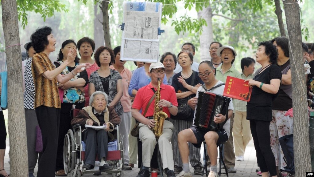 资料照：一组退休人员在北京公园里唱红歌。(photo:VOA)