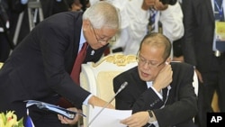 Philippines' President Benigno Aquino III, right, talks with his Foreign Minister Albert del Rosario, left, during the retreat meeting at the 20th ASEAN Summit at the Peace Palace in Phnom Penh Cambodia, April 4, 2012.