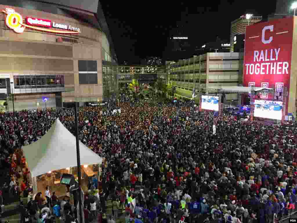 A gathering of baseball fans fills the plaza between Quicken Loan Arena and Progressive Field in Cleveland, Ohio, during Game 7 of the World Series between the Cleveland Indians and Chicago Cubs, Nov. 2, 2016. (K.Farabaugh/VOA)