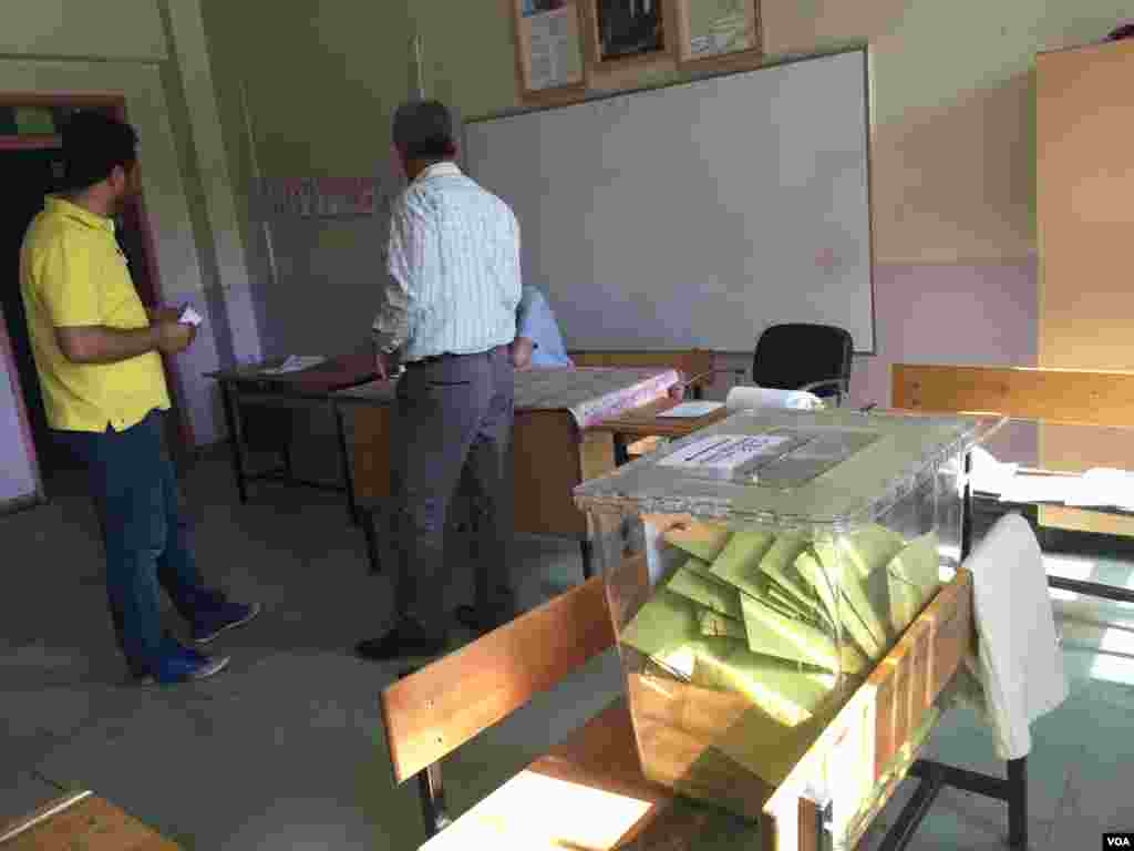 A ballot box at a polling station in Gaziantep, Turkey, June 7, 2015. (Mutlu Civiroglu/VOA)