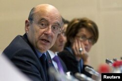 Le ministre Alain Juppé (à g.) à la réunion de Paris (17 avril 2012)