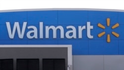 Logo Walmart di luar toko Walmart, di Walpole, Mass, 3 September 2019. (Foto: AP)