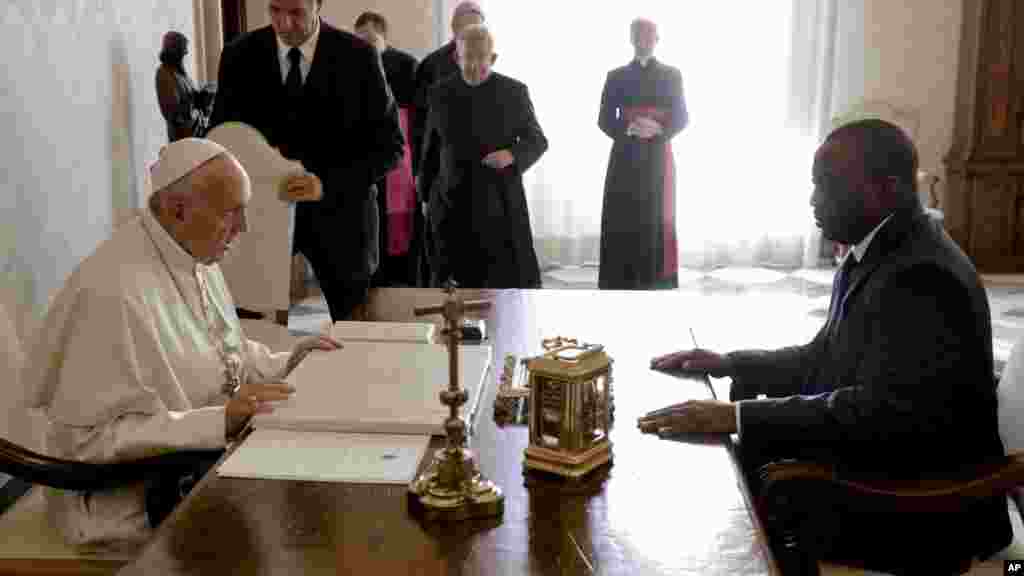 Le Pape François discute avec le président Joseph Kabila durant une audience privée au Vatican, le 26 septembre 2016.