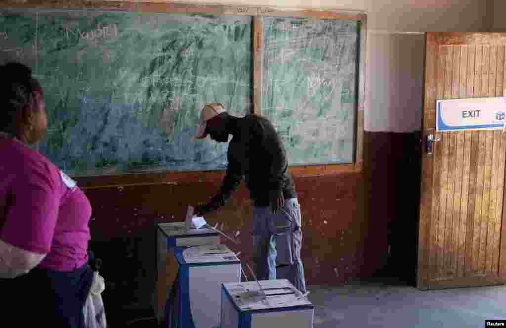 Un homme vote lors des élections municipales à Vuwani, dans le nord de l'Afrique du sud, le 3 août 2016. 