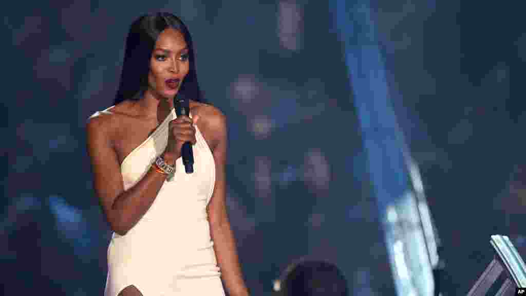 Naomi Campbell sur le podium de Madison Square Garden, le 28 août 2016.