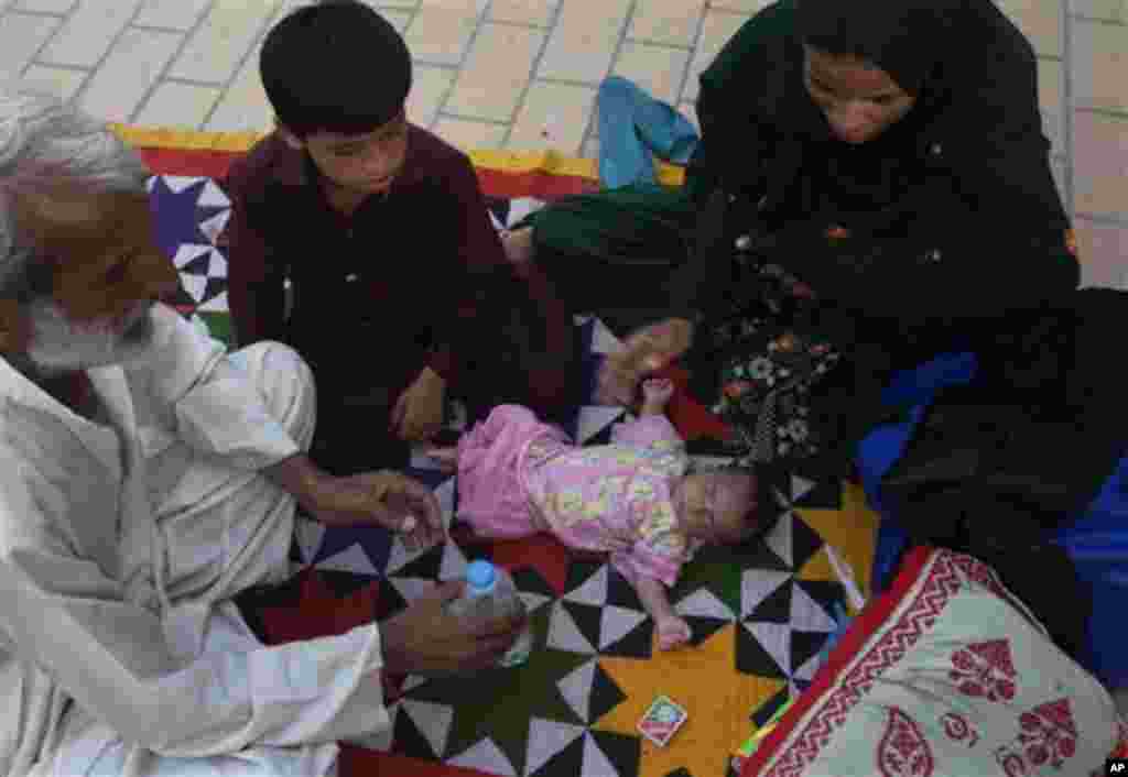 کراچی کے اسپتال میں گرمی سے متاثرہ ایک بچہ زیر علاج۔