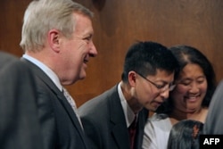 德宾参议员向张宜民家人打招呼