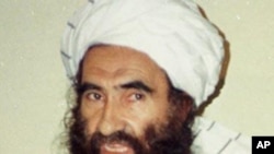This Aug. 22, 1998 file photo, shows Jalaluddin Haqqani, Badruddin’s father, then Taliban Army Supreme Commander