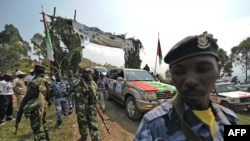 Des militaires burundais autour du convoi du président Pierre Nkurunziza, lors d’une visite dans la province de Cibitoke, le 17 juillet 2015.