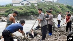 북한주민들이 호우로 파손된 도로를 복구하는 장면(자료사진)