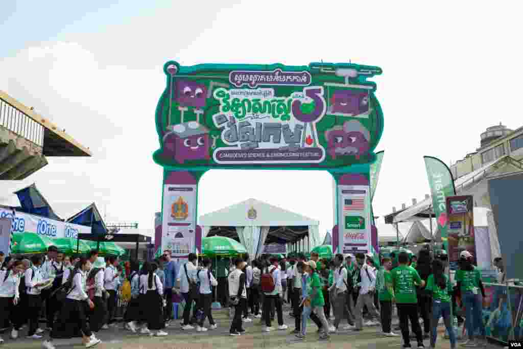 យុវសិស្សវិទ្យាល័យជាច្រើនបានចូលរួមមហោស្រពជាតិស្តីពីវិទ្យាសាស្រ្តនិងវិស្វកម្មលើកទី៥ ឆ្នាំ២០១៩កាលពីថ្ងៃទី២១ ខែកុម្ភៈ ឆ្នាំ២០១៩ នៅពហុកីឡាដ្ឋានអូឡាំពិក រាជធានីភ្នំពេញ ប្រទេសកម្ពុជា។ (ទុំ ម្លិះ/VOA)