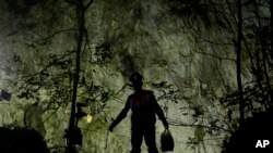 救援人员进入坤喃朗农皇家森林公园隆岩洞穴寻找失踪9天的12名青少年足球队员和他们的教练