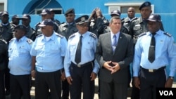 Polícia e governador do Namibe (Foto de Arquivo)
