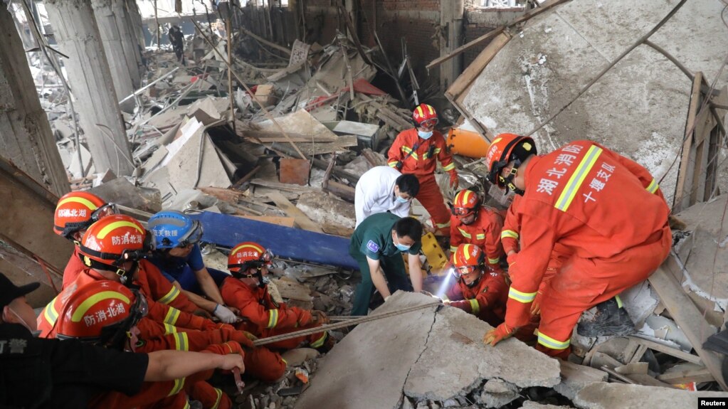 中国湖北救援人员在搜救十堰市煤气管道爆炸事故的死伤者。（2021年6月13日）(photo:VOA)