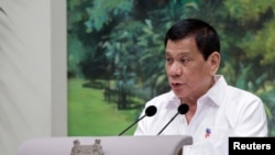 Prezidan Rodrigo Duterte ki tap fè yon diskou nan Sengapoure nan dat 15 desanm 2016 la.