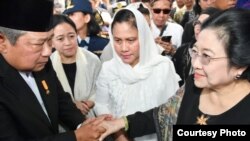 Megawati Soekarnoputri (kanan) bersalaman dengan Susilo Bambang Yudhoyono pada pemakaman jenazah Ani Yudhoyono hari Minggu (2/6). (Courtesy: Setpres RI).