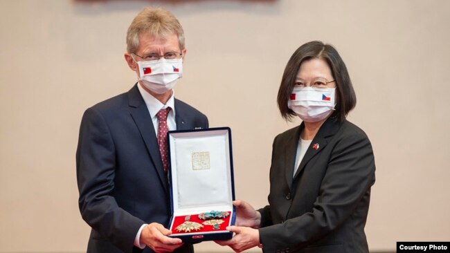 台湾总统蔡英文9月3日追赠捷克已故参议院议长柯佳洛勋章，由捷克参议院议长维特奇代表接受。（台湾总统府提供）