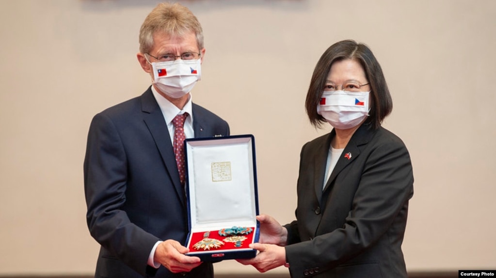 台湾总统蔡英文9月3日追赠捷克已故参议院议长柯佳洛勋章，由捷克参议院议长维特奇代表接受。（台湾总统府提供）