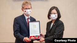 台湾总统蔡英文9月3日追赠捷克已故参议院议长柯佳洛勋章，由捷克参议院议长维特奇代表接受。（台湾总统府提供）