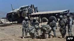 Солдати помагають пораненому товаришу