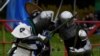 Para ksatria adu pedang dalam festival pertempuran abad pertengahan di Kastil Claregalway di Galway, Irlandia, 29 September 2018.