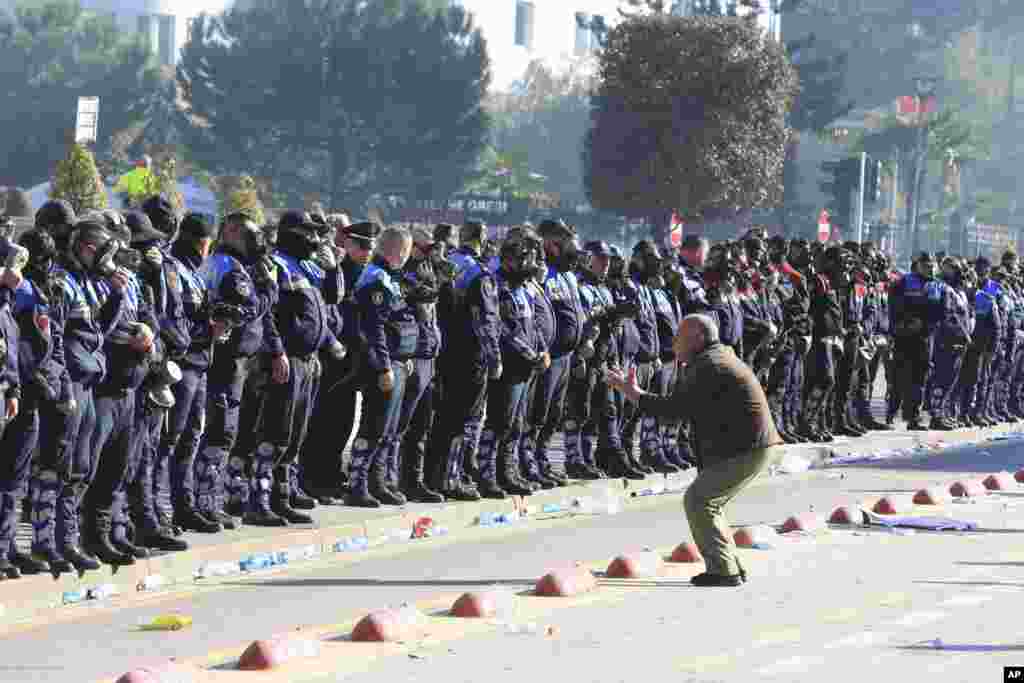 از عکس های روز | یکی از حاضران در تظاهرات مخالفان دولت آلبانی، که مقابل دفتر نخست وزیر این کشور برگزار شد، بر سر ماموران پلیس فریاد می کشد. مخالفان به فساد در کابینه اعتراض دارند.