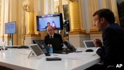 Tổng thống Pháp Emmanuel Macron (phải) hội thảo trực tuyến với các nhà lãnh đạo thế giới về COVID-19, ngày 24/4/2020.