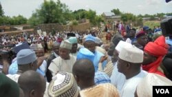 Le gouvernement de l'Etat Bello Masari a rendu visite aux villages affectés entre la frontière du Niger et du Nigeria, le 17 juillet 2018. (VOA)