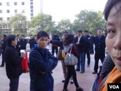 北京治安总队和朝阳区警察将部分访民围住(图片来源：曹顺利)